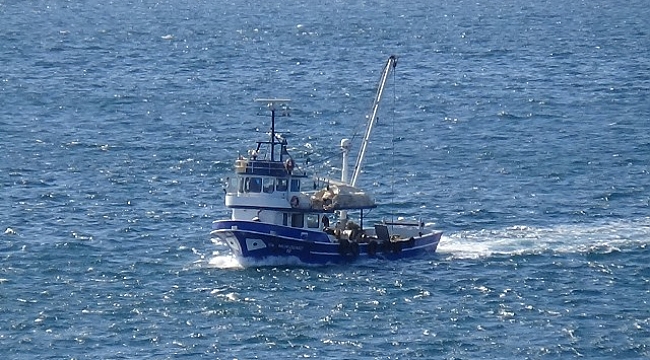 Ege Denizi'ne seyreden trol tekneleri Çanakkale Boğazı'ndan geçti