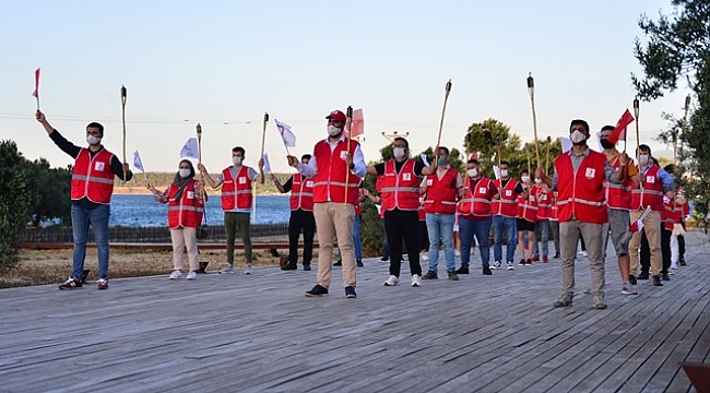 Genç Kızılay gönüllülerinden 15 Temmuz şehitleri için "Demokrasi Nöbeti"