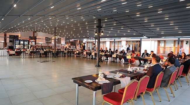 Vali İlhami AKTAŞ Mülki İdare Amirleri Kararnamesi ile görev yerleri değişen Vali Yardımcısı ile Kaymakamlara veda yemeği verdi.