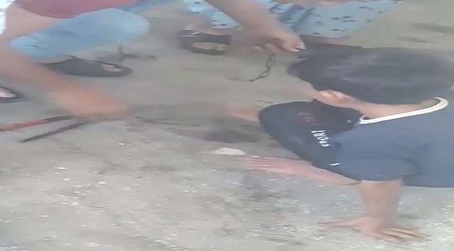 Bursa'da ayağından zincirlenmiş bir çocuk evinde çıkan yangından kurtarıldı