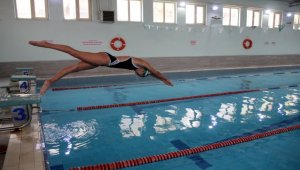 Su korkusunu yenmek için başladığı yüzmede milli takım sporcusu oldu