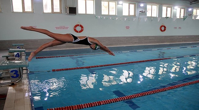 Su korkusunu yenmek için başladığı yüzmede milli takım sporcusu oldu