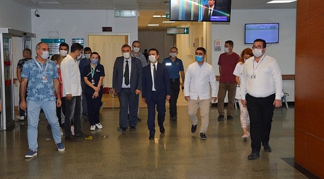 Vali İlhami AKTAŞ, ilimiz hastanelerinde mesai mefhumu gözetmeksizin çalışan sağlık personellerine moral ziyaretinde bulundu.