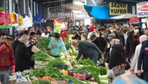 Çanakkale'de pazar yerlerinde sosyal mesafe unutuldu