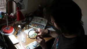 Doktor, mikro çizimler yapıyor