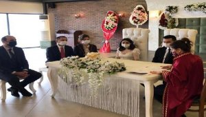 Çanakkale Valisi Aktaş, Bozcaada Kaymakamı Bahar Kaya'nın nikah şahidi oldu