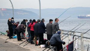 Çanakkale'de kısıtlama sonrası iskele, balık tutanlarla doldu