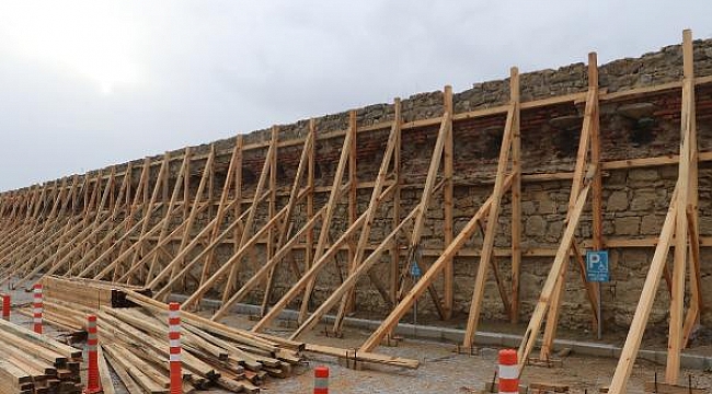 Çanakkale'de tarihi surlar restore ediliyor