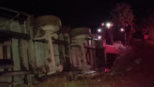 Çanakkale'de tavuk yüklü TIR, su kanalına devrildi