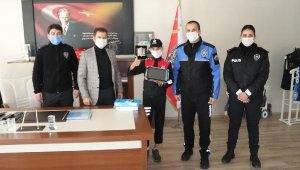 Dersleri cep telefonundan takip eden öğrenciye polis tablet hediye etti