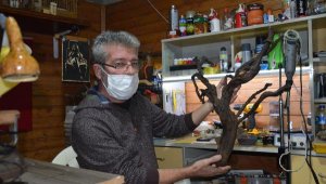 Emekli memur, deniz kıyısından topladığı ağaç parçalarına hayat veriyor