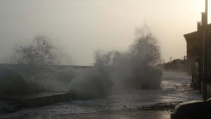 Lodos dalgaları Küçükkuyu sahillerini dövdü