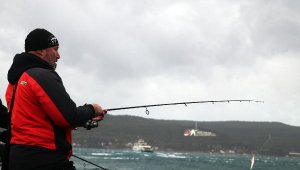 Olta balıkçıları, lodosu fırsata çevirdi, sahile dolan palamutları avladı