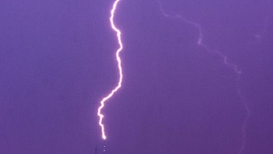 Televizyon Verici Kulesi üzerine düşen yıldırımı fotoğrafladı