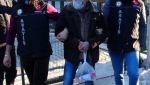 Çaldığı otomobile, sahte plaka takarken yakalandı