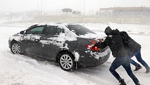 Çanakkale'de yoğun kar yağışı deniz ulaşımını etkiledi