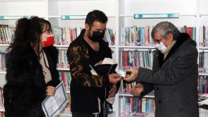 Çanakkale'de 18 günlük bebek kütüphaneye üye oldu