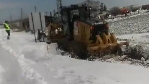 Çanakkale'de greyderi kurtarma çalışmasında traktörler de kara saplandı