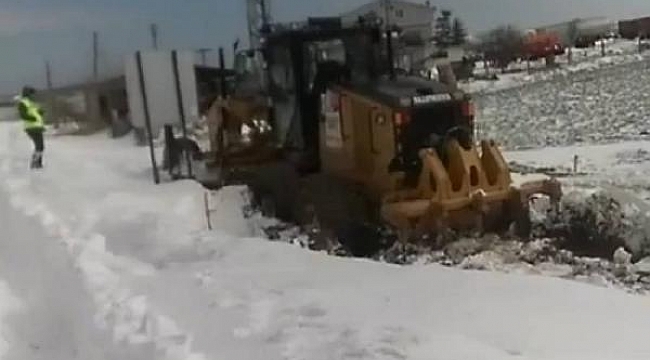 Çanakkale'de greyderi kurtarma çalışmasında traktörler de kara saplandı