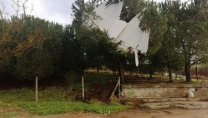 Çanakkale'de hayvan çiftliğinin çatısı uçtu