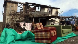 Çanakkale'de yıldırım isabet eden 2 katlı ev küle döndü