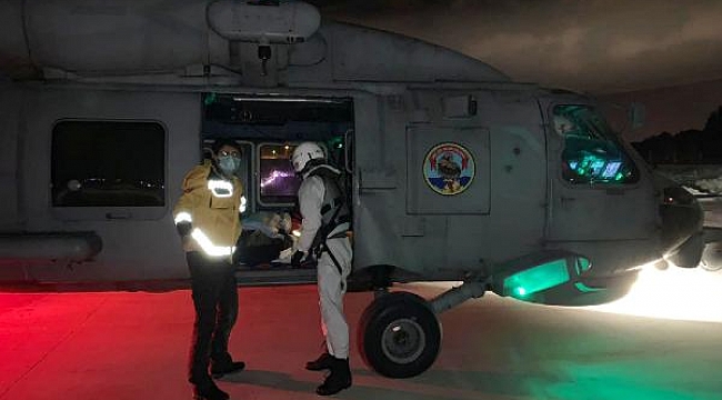 Feribot seferi yapılamayan Gökçeada'daki hastaların yardımına Deniz Kuvvetleri helikopteri yetişti
