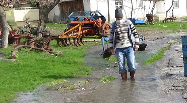 Kazdağları eteklerindeki köyün her yerinden su çıkıyor