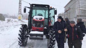 Köyde mahsur kalan yaşlı çifti, belediye ekipleri kurtardı