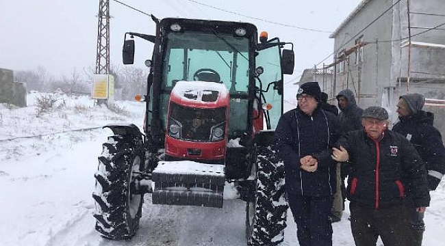 Köyde mahsur kalan yaşlı çifti, belediye ekipleri kurtardı