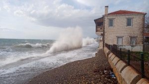 Küçükkuyu'da dev dalgalar sahili aşıp, evlere ulaştı