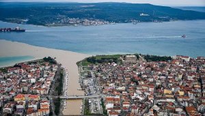 Sarıçay'dan akan çamurlu su, Çanakkale Boğazı'nın rengini değiştirdi