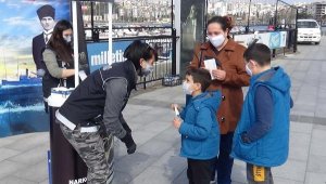 8 Mart Dünya Kadınlar Günü'nde kadınlara maske ve çiçek