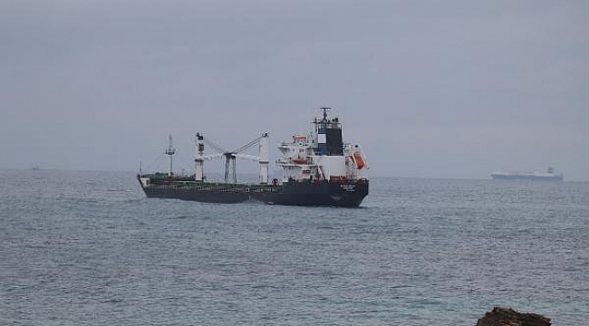 Bozcaada açıklarında karaya oturan kum yüklü gemi kurtarılmayı bekliyor