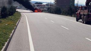 Çanakkale'de seyir halindeki otomobil yandı