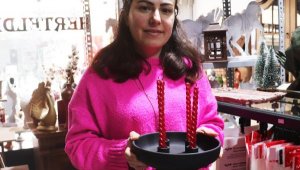 Hayal gücünü ucuz malzemelerle birleştirerek evleri donatıyor