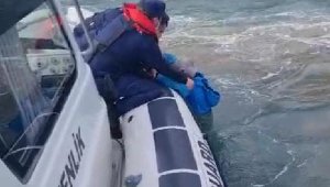 Alabora olan tekneden suya düştü, Sahil Güvenlik ekipleri kurtardı