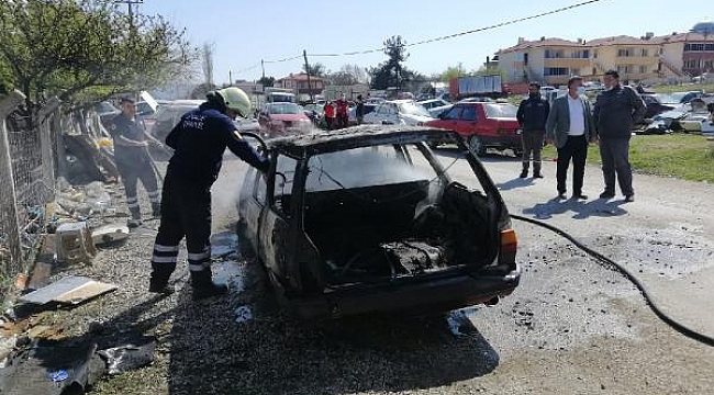 Ayvacık'ta park halindeki otomobil yandı