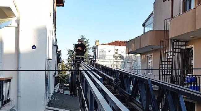 Balkondan tenteye atlayan oğlağı, itfaiye kurtardı