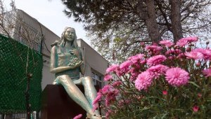 Bozcaada'ya bağda çalışan üzüm temalı kız heykeli