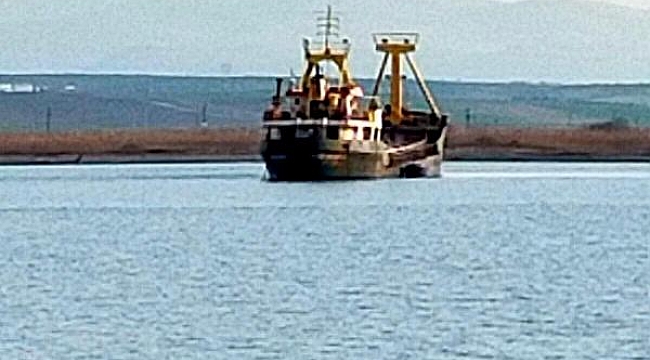 Çanakkale'de karaya oturan gemi kurtarıldı