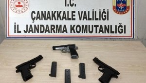 Çanakkale'de otomobilde 3 ruhsatsız tabanca ele geçirildi