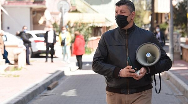 Muhtar elinde megafonla, mahalleliye koronavirüs uyarısı yapıyor
