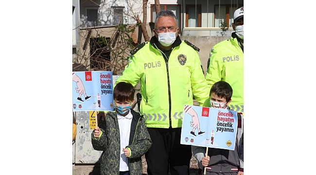 Valiye mektup yazdı, ilkokulunun yaya geçidi kırmızıya boyandı