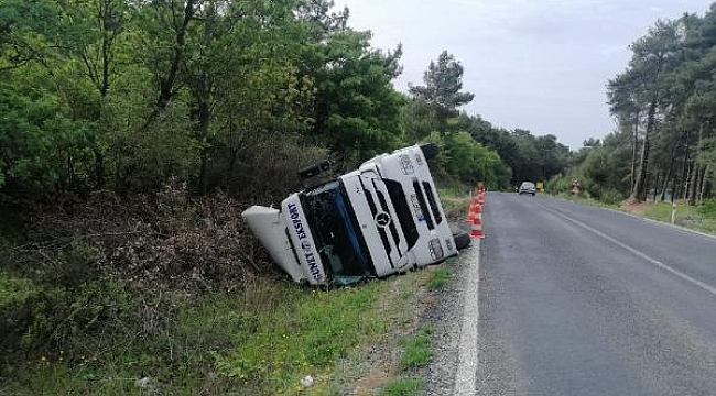 Ayvacık'ta TIR devrildi: 1 yaralı