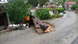 Ayvacık'ta sağanak ve fırtına çatıları uçurdu, ağaçları devirdi