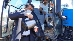 Muhtar, 'Çiftçiler Günü'nde tarlada çalışanlara kahve ikram edip, günlerini kutladı