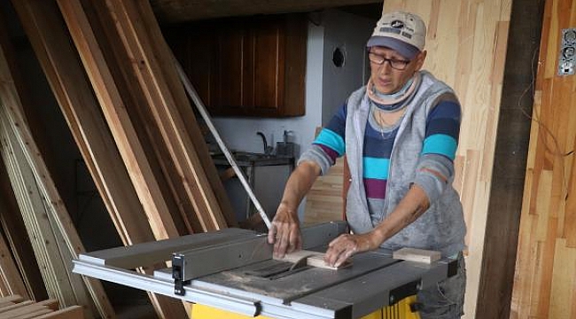 Sema usta, elinde malayla 23 yıldır inşaatlarda