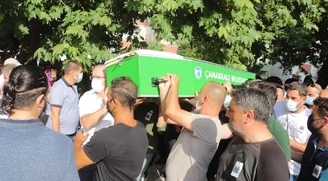 Balkondan düşerek ölen pilot Çanakkale'de toprağa verildi