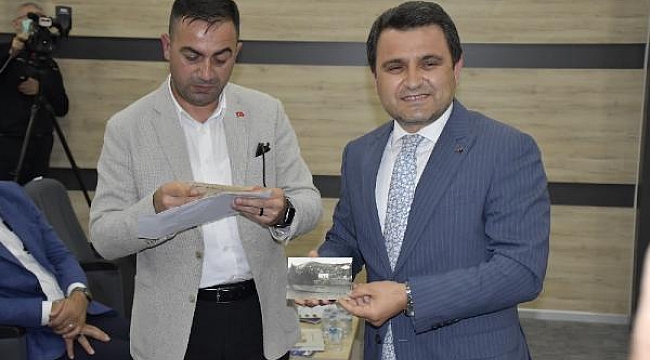 Müzayededen aldığı 100 yıllık Biga fotoğraflarını, belediyeye bağışladı