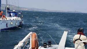 Çanakkale Boğazı'nda sürüklenen yelkenli tekne kurtarıldı